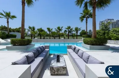 Villa de 5 dormitorios en Earth, UAE No. 1717