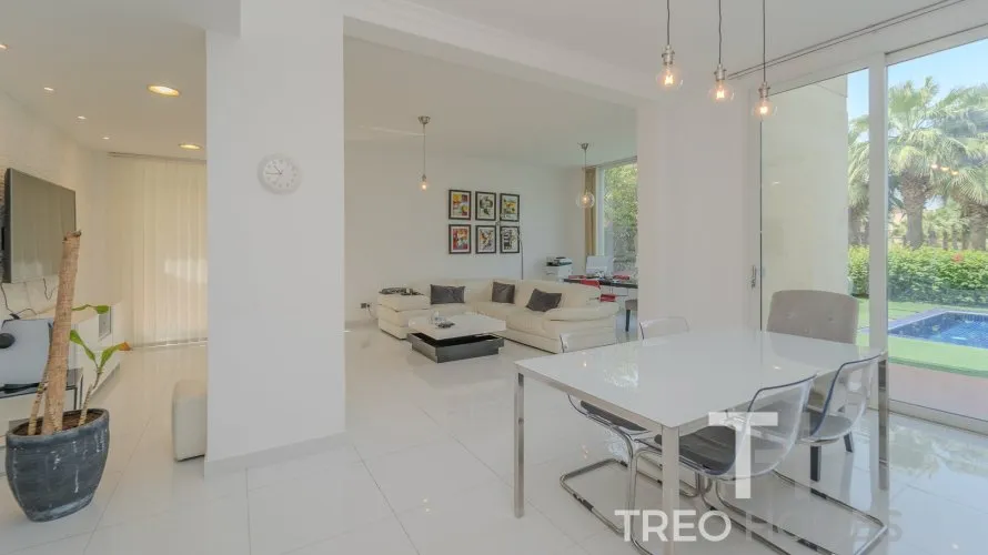 Villa de 5 dormitorios en Meadows, UAE No. 542 № 1