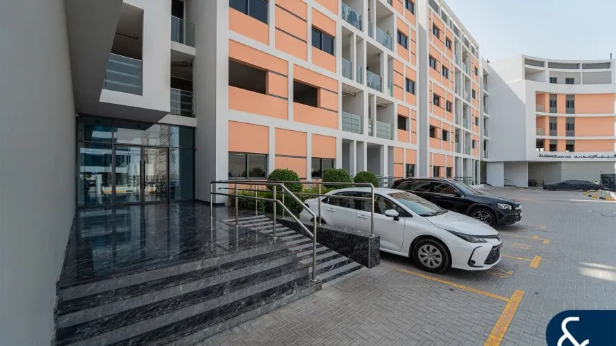 Edificio de 178 dormitorios en Dubai Investment Park, UAE No. 1685 № 1