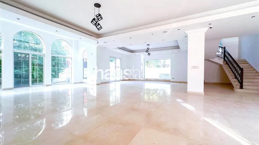 Villa de 6 dormitorios en Emirates Hills, UAE No. 907 № 1