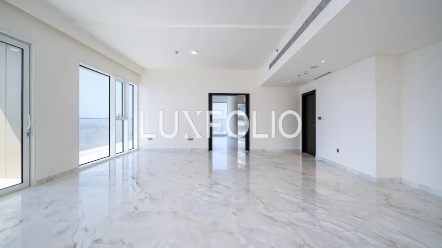 Apartamento de 3 dormitorios en EMAAR Beachfront, UAE No. 999 № 1