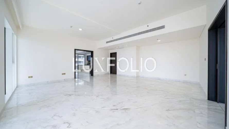 Apartamento de 3 dormitorios en EMAAR Beachfront, UAE No. 999 № 15