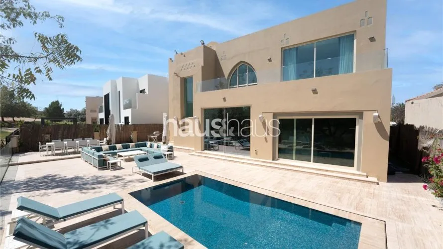 Villa de 4 dormitorios en Jumeirah Islands, UAE No. 868