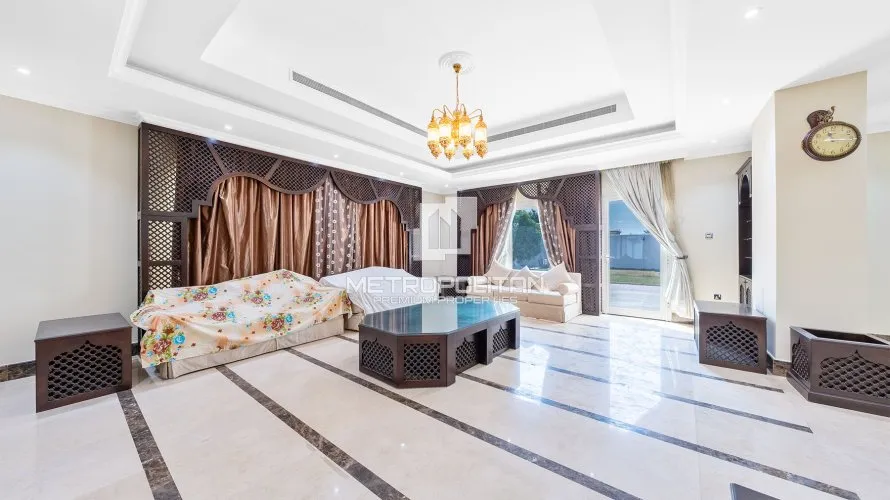 Villa de 6 dormitorios en Al Barsha, UAE No. 1634 № 1