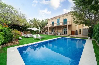 Villa de 5 dormitorios en Dubai Sports City, UAE No. 2327