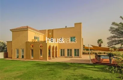 Villa de 6 dormitorios en Dubai Sports City, UAE No. 879