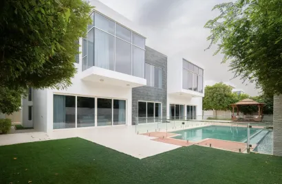 Villa de 5 dormitorios en Dubai, UAE No. 390