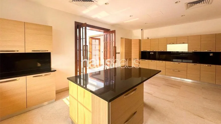 Villa de 6 dormitorios en Emirates Hills, UAE No. 907 № 10