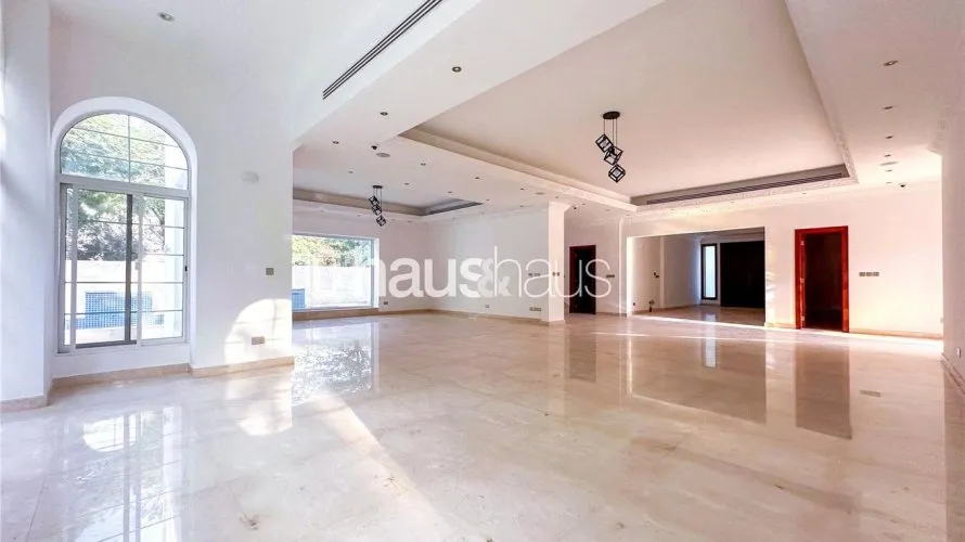 Villa de 6 dormitorios en Emirates Hills, UAE No. 907
