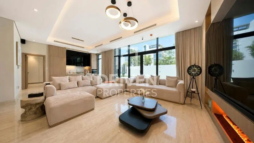 Villa de 4 dormitorios en District One, UAE No. 4513 № 1