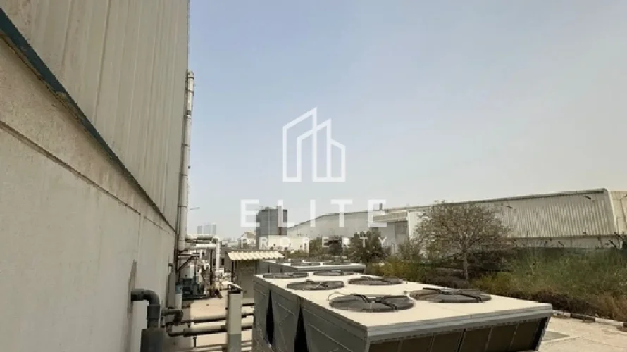 Entrepôt de 1425m² à Dubai, UAE No. 1056 № 22