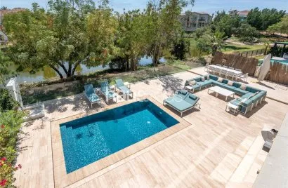 Villa de 4 chambres à Jumeirah Islands, UAE No. 868