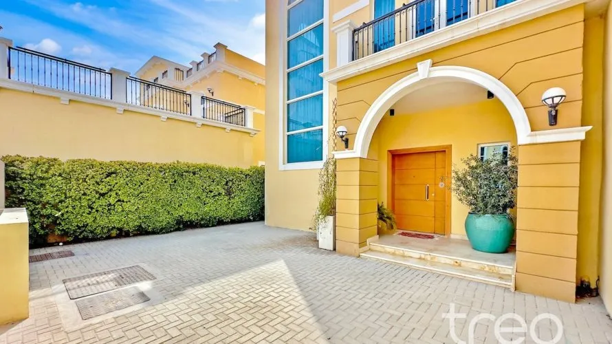 Villa de 4 chambres à Legacy, UAE No. 3472
