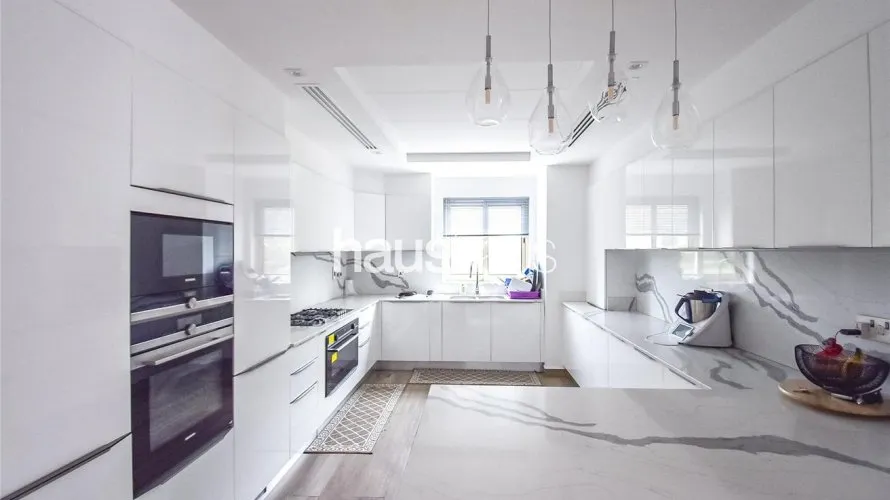Вилла с 4 спальнями в  Jumeirah Islands, Дубай, ОАЭ №880