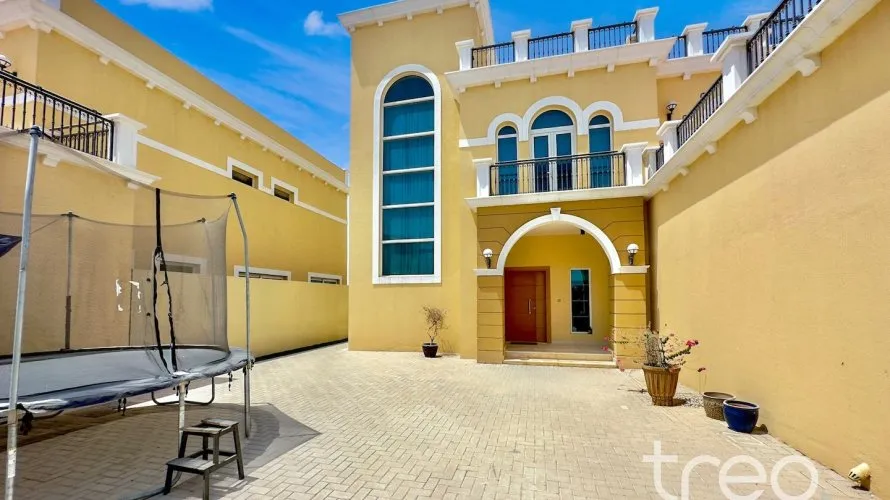 Вилла с 4 спальнями в Legacy, Jumeirah Park, Дубай, ОАЭ №3473