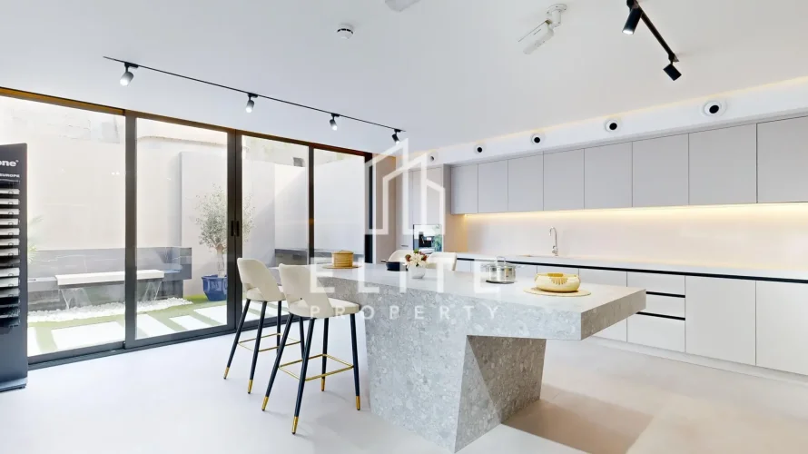Condo  in Al Quoz, UAE No. 741 № 4