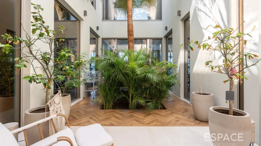 4 bedrooms warehouse for sale , Palm Jumeirah, Dubai, UAE No. 1255 № 1