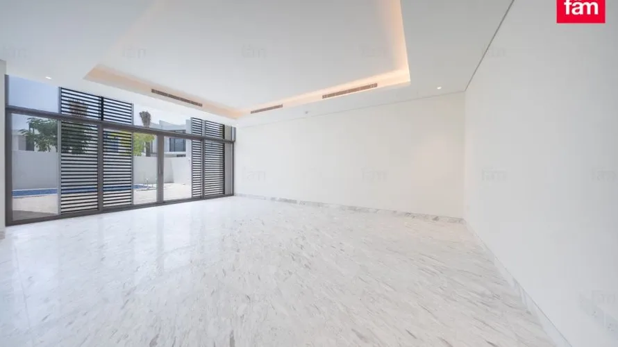 5 bedrooms villa for sale , Dubai, UAE No. 1032