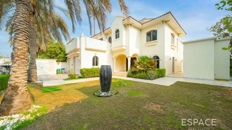9 bedrooms villa for sale, Palm Jumeirah, Dubai, UAE No. 3675 № 1